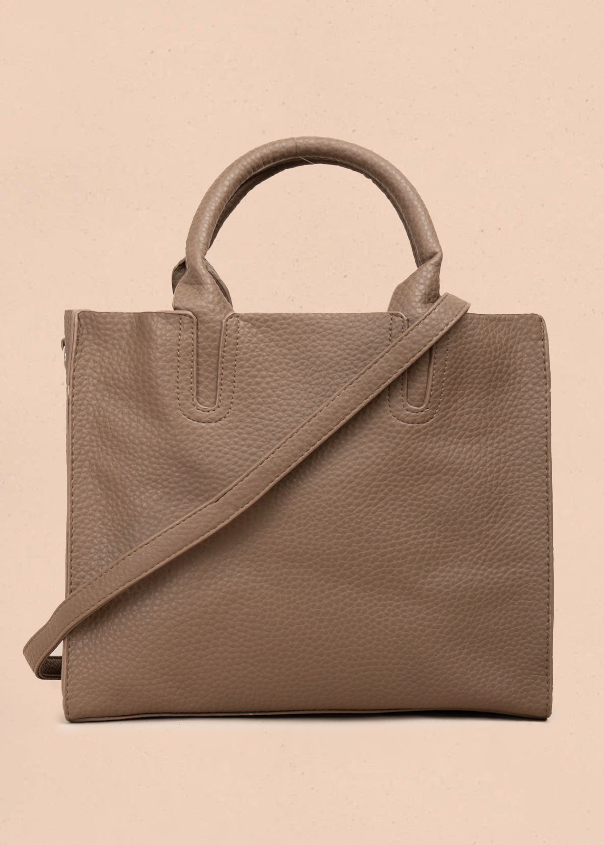 Bolso tipo cartera color café con bolsillo frontal 106955