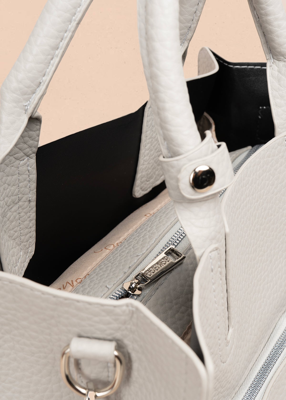 Bolso tipo cartera color gris con bolsillo frontal 106955