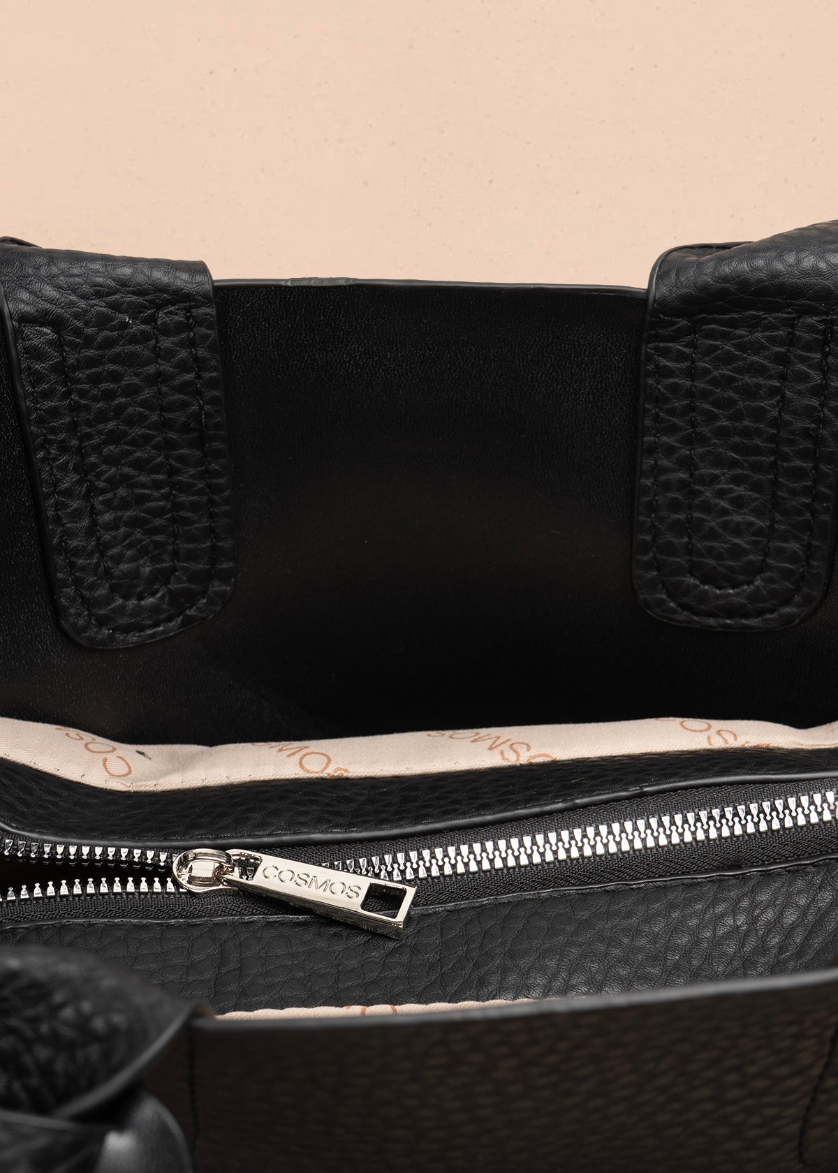 Bolso tipo cartera color negro con bolsillo frontal 106955