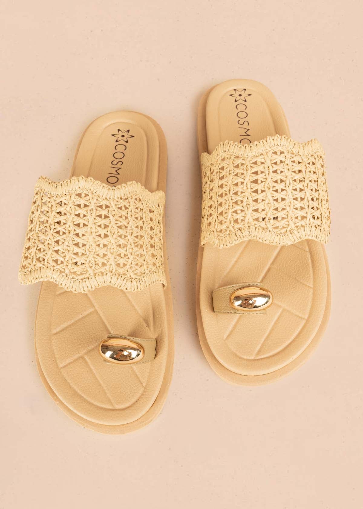 Sandalias planas color beige con diseño tejido y aplique dorado 106956