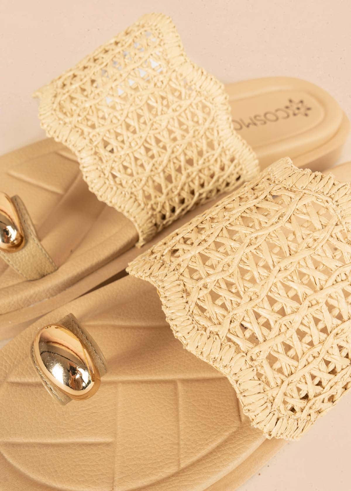 Sandalias planas color beige con diseño tejido y aplique dorado 106956