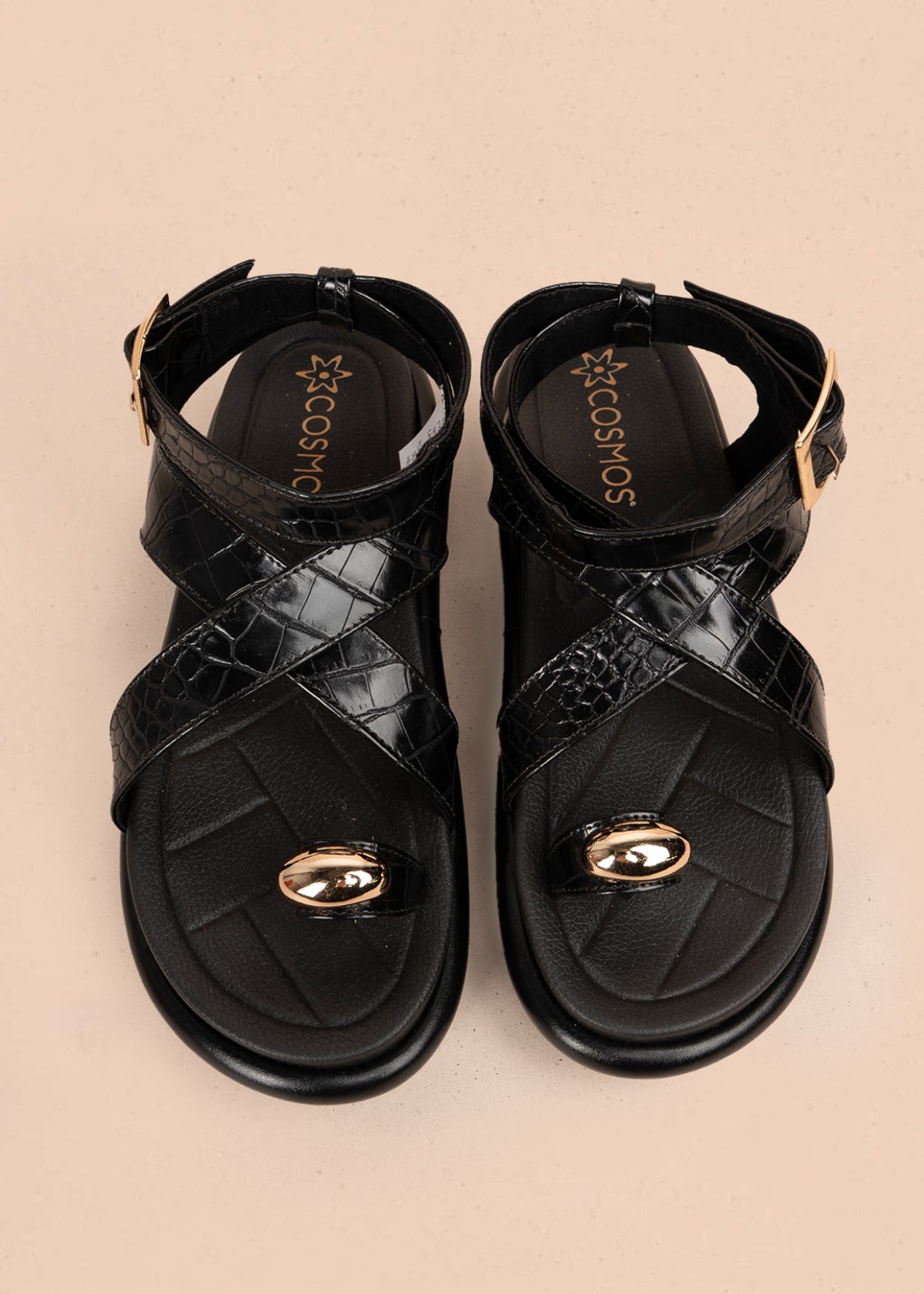 Sandalia plana color negro con correas cruzadas y detalle metálico dorado 106957