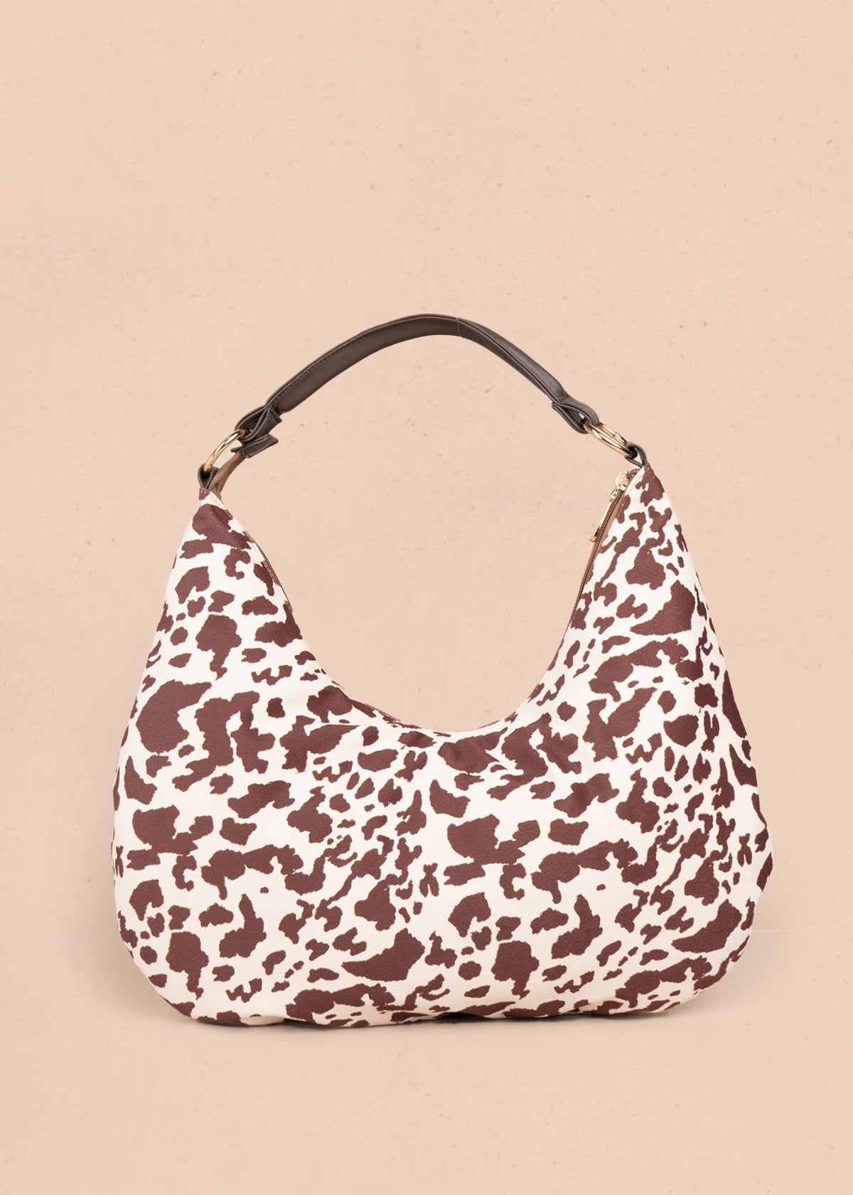 Bolso tipo cartera color café con diseño animal print 106958