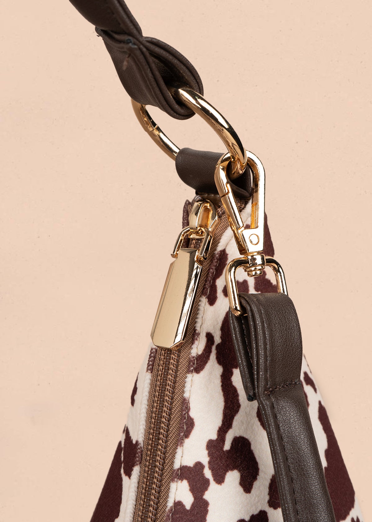 Bolso tipo cartera color café con diseño animal print 106958