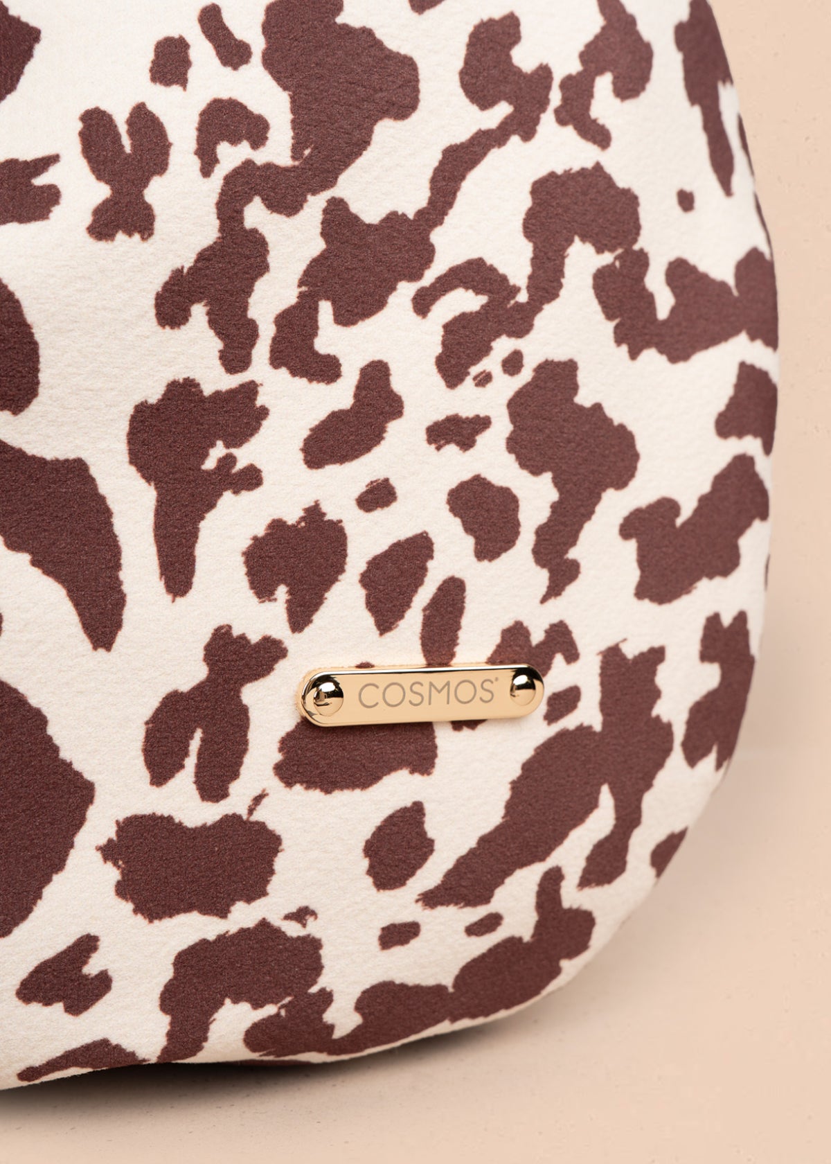 Bolso tipo cartera color café con diseño animal print 106958