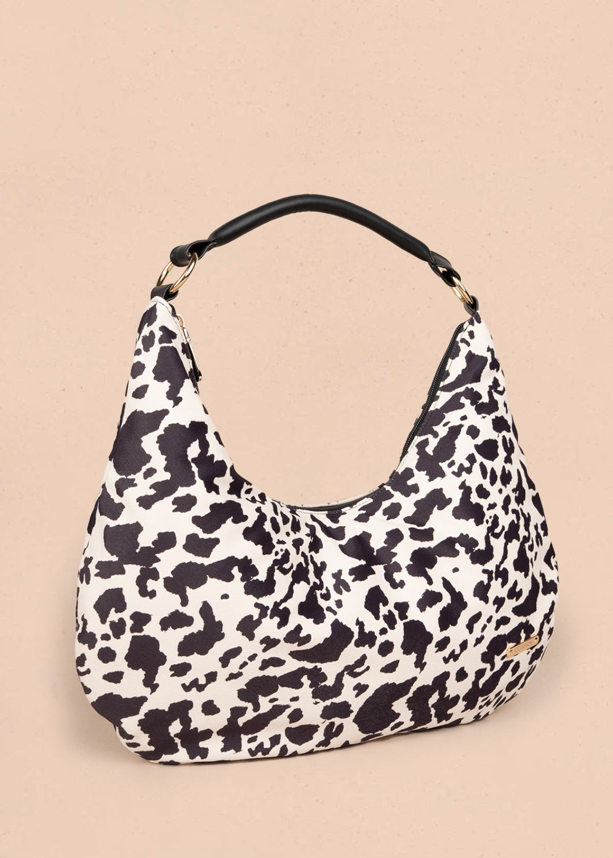 Bolso tipo cartera color negro con diseño animal print 106958