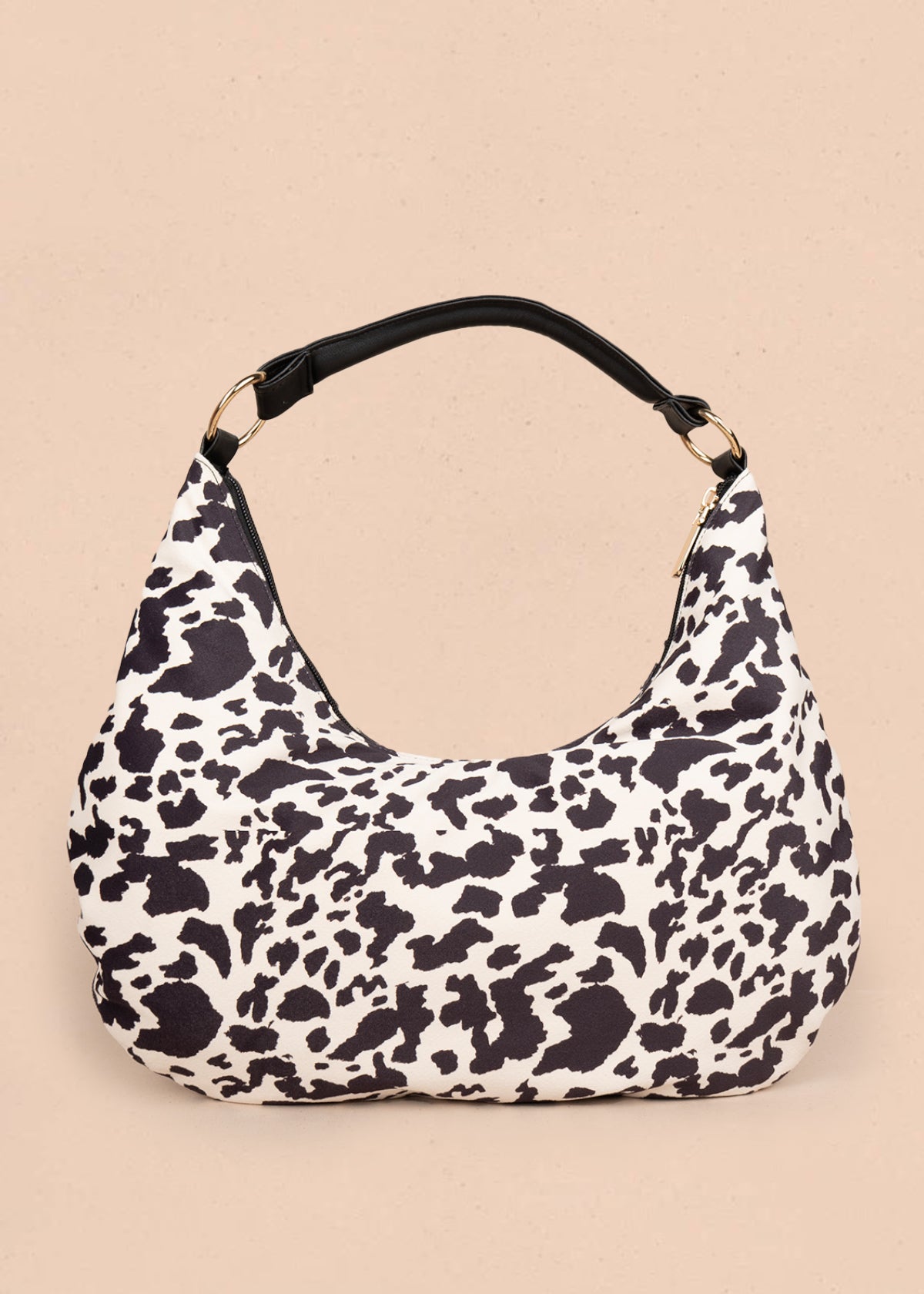 Bolso tipo cartera color negro con diseño animal print 106958