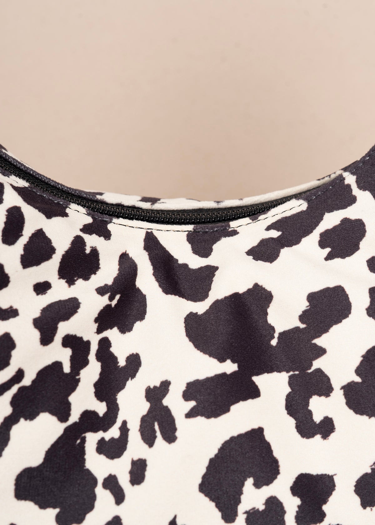 Bolso tipo cartera color negro con diseño animal print 106958