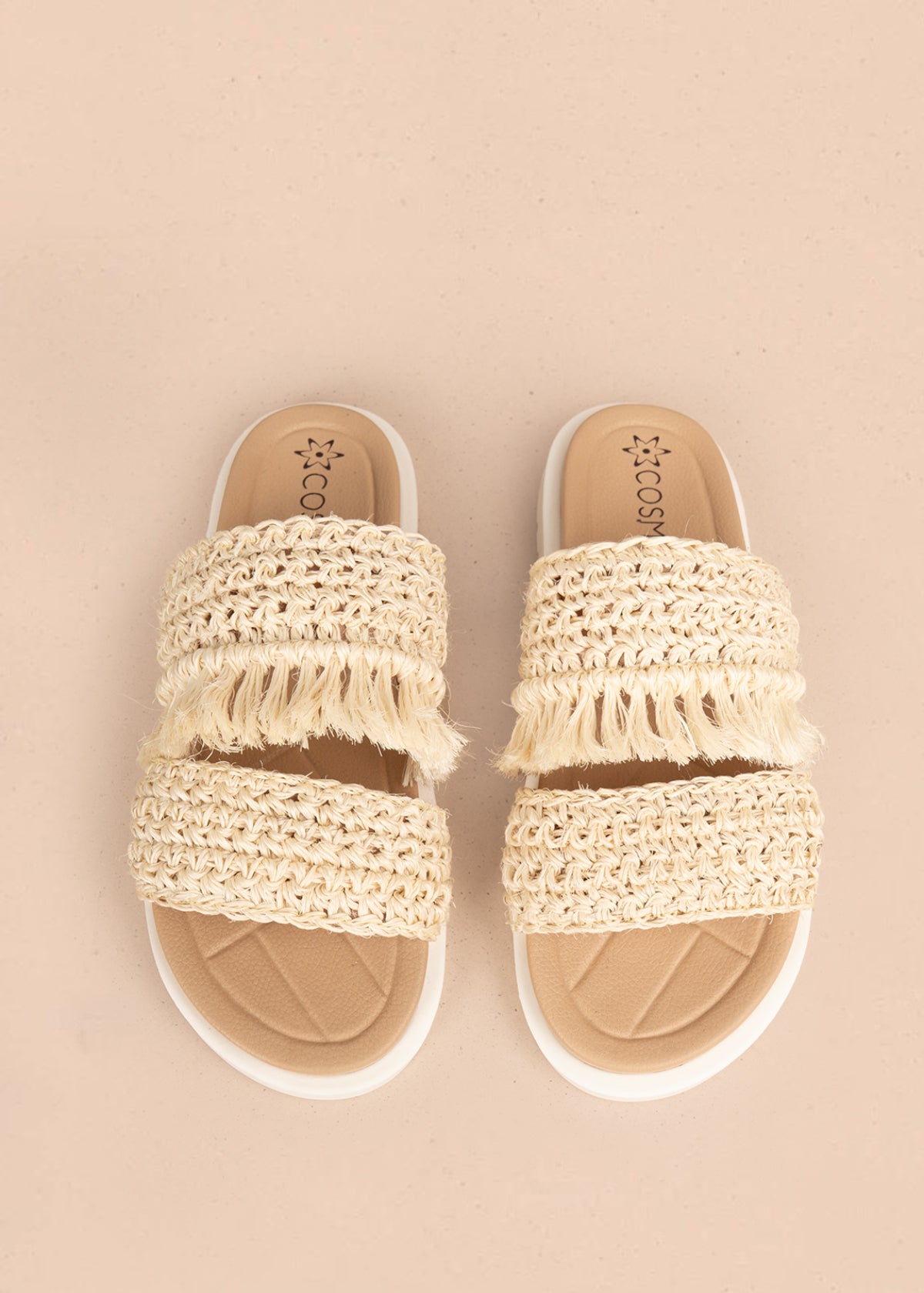 Sandalias planas color beige con tiras tejidas y flecos decorativos 106959