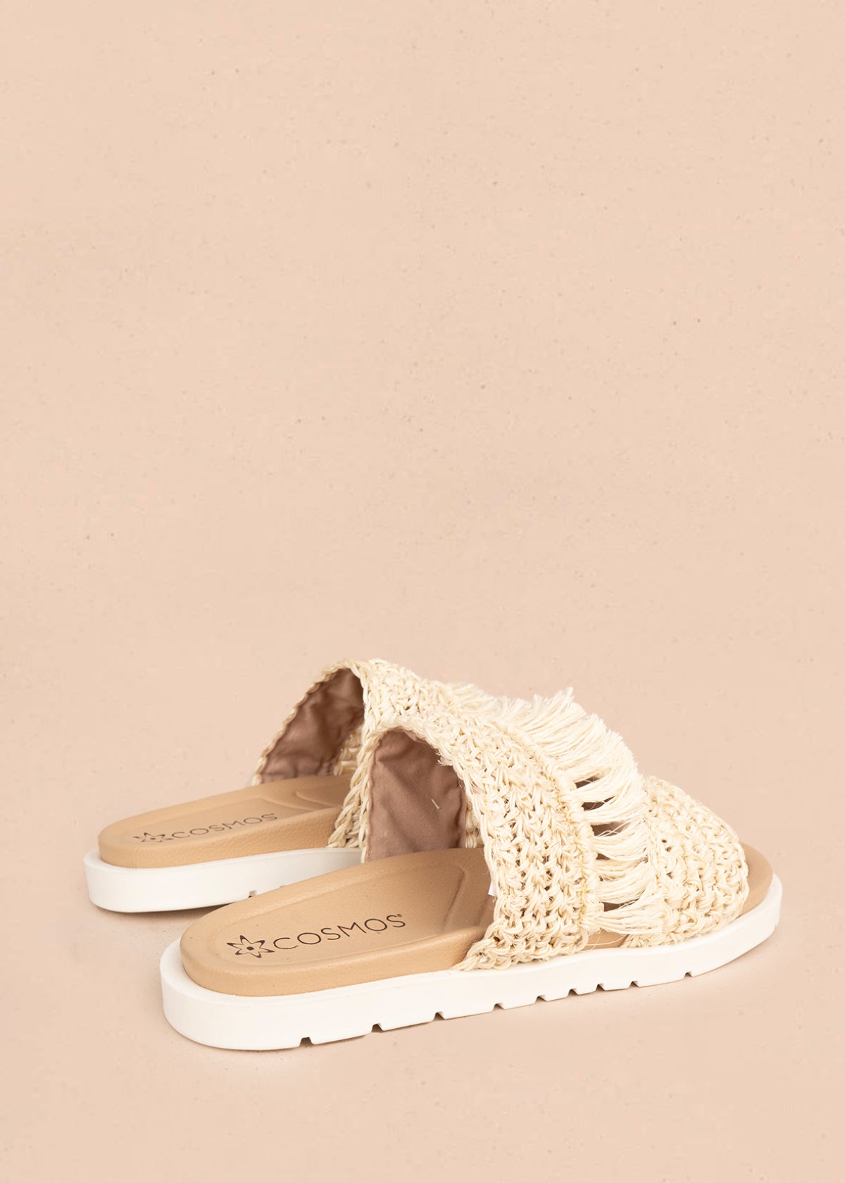 Sandalias planas color beige con tiras tejidas y flecos decorativos 106959