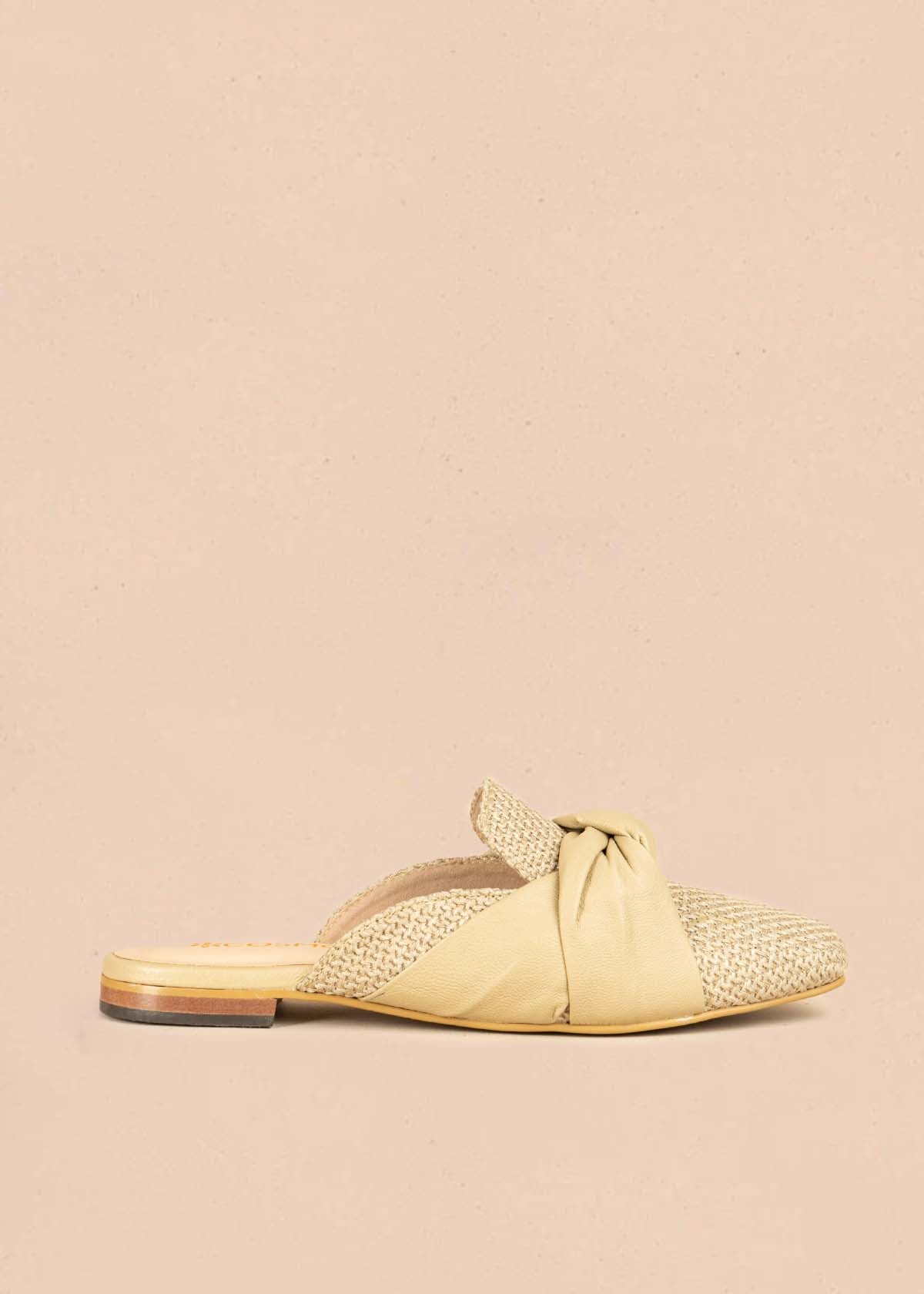 Zuecos color taupe con detalle de entrelazo 106960