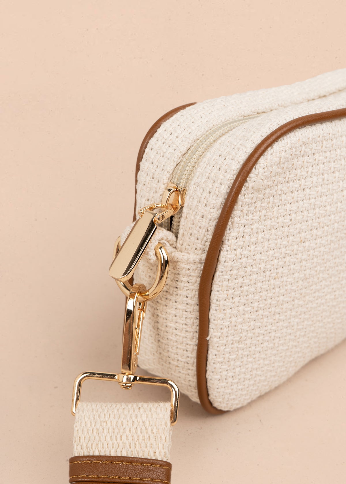 Bolso manos libres color beige con textura y bordes marrones 106961