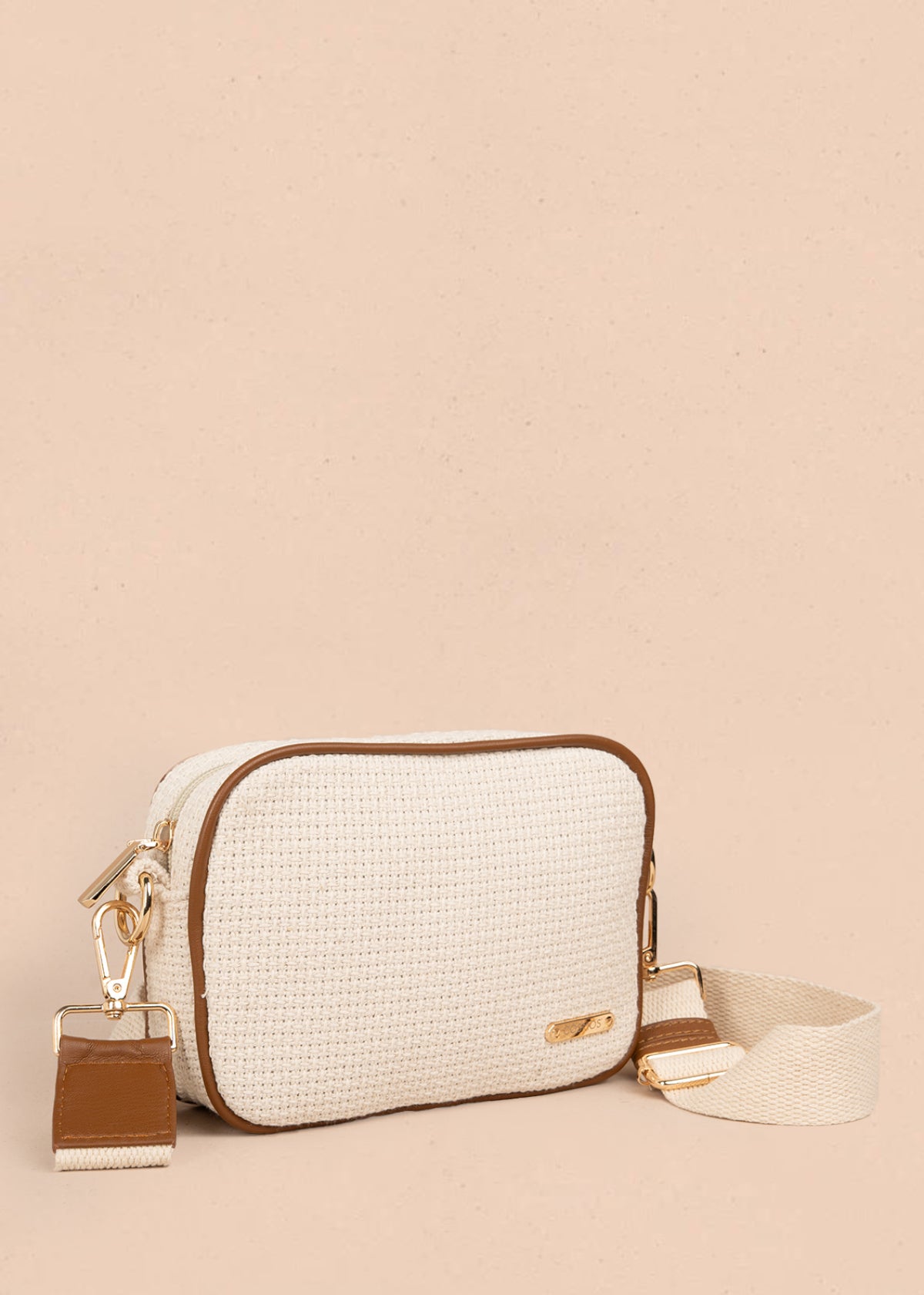 Bolso manos libres color beige con textura y bordes marrones 106961