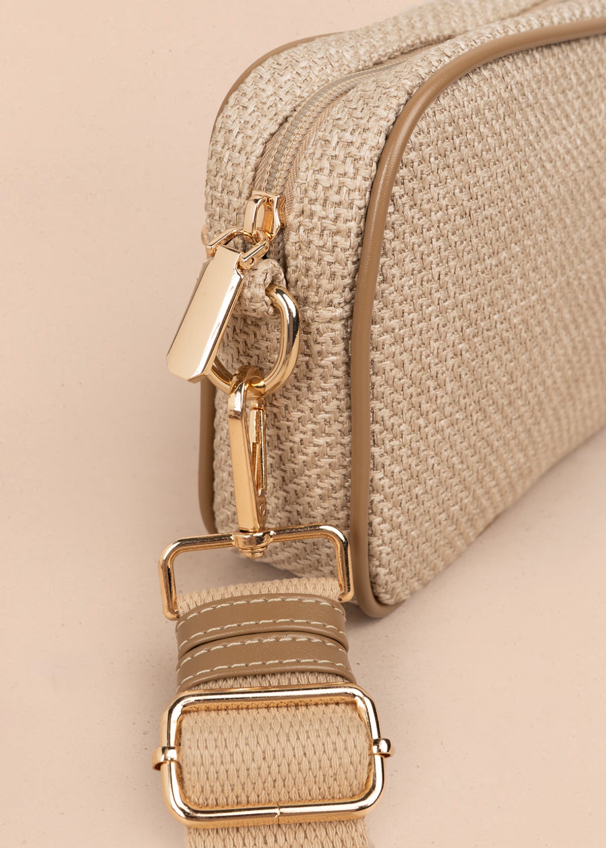 Bolso manos libres color taupe con textura y bordes marrones 106961