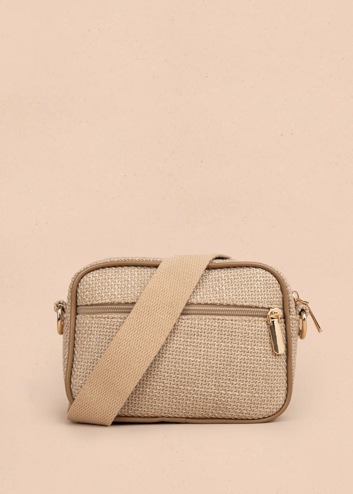 Bolso manos libres color taupe con textura y bordes marrones 106961
