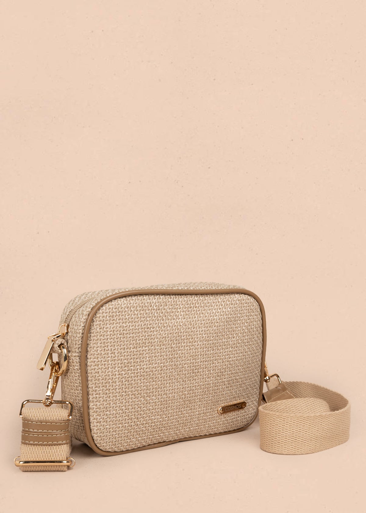 Bolso manos libres color taupe con textura y bordes marrones 106961