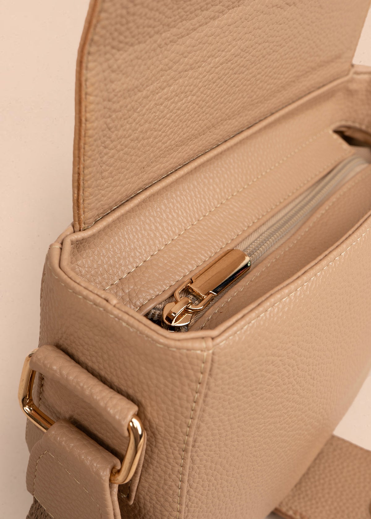 Bolso manos libres color arena con acabado texturizado 106962