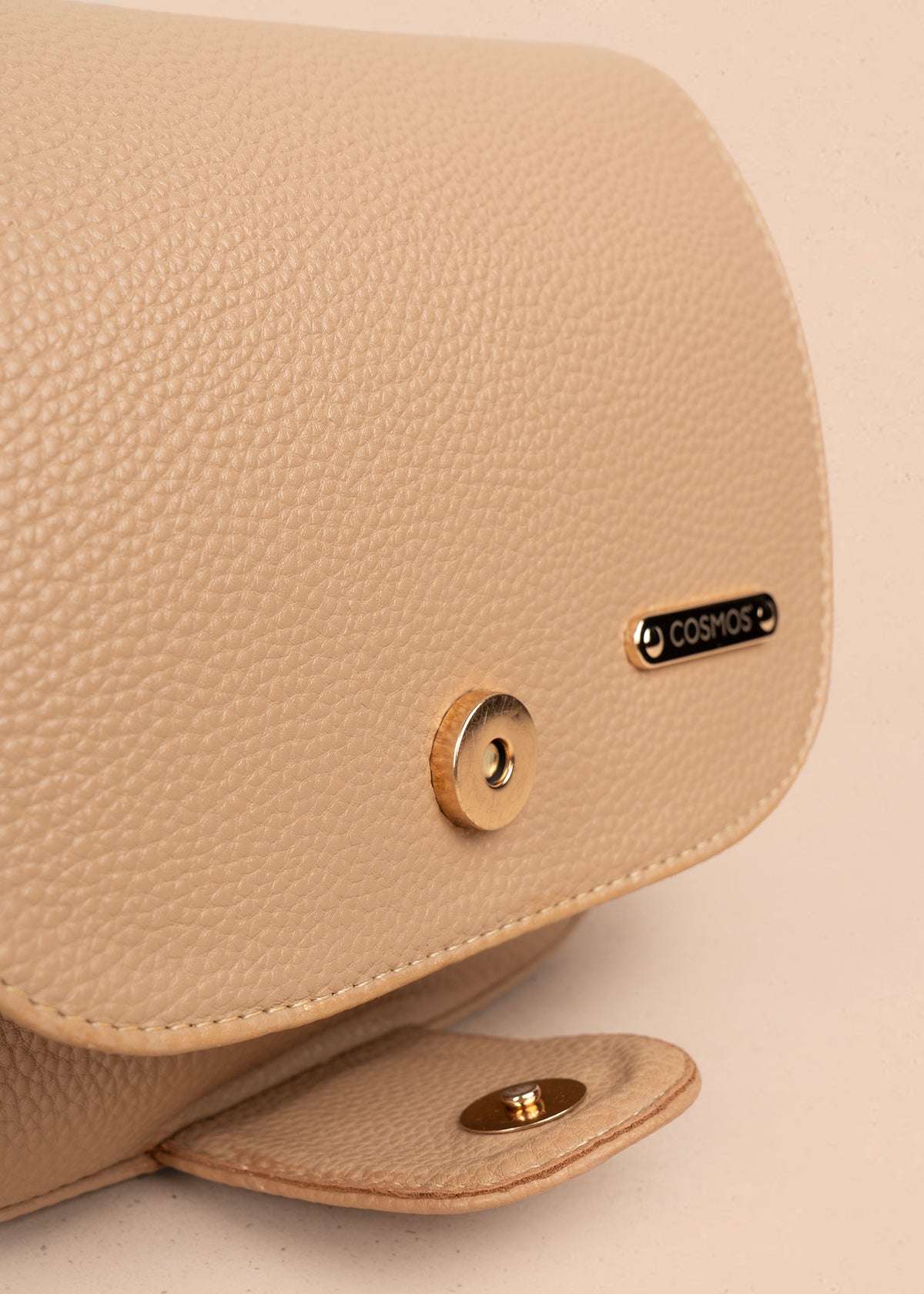 Bolso manos libres color arena con acabado texturizado 106962