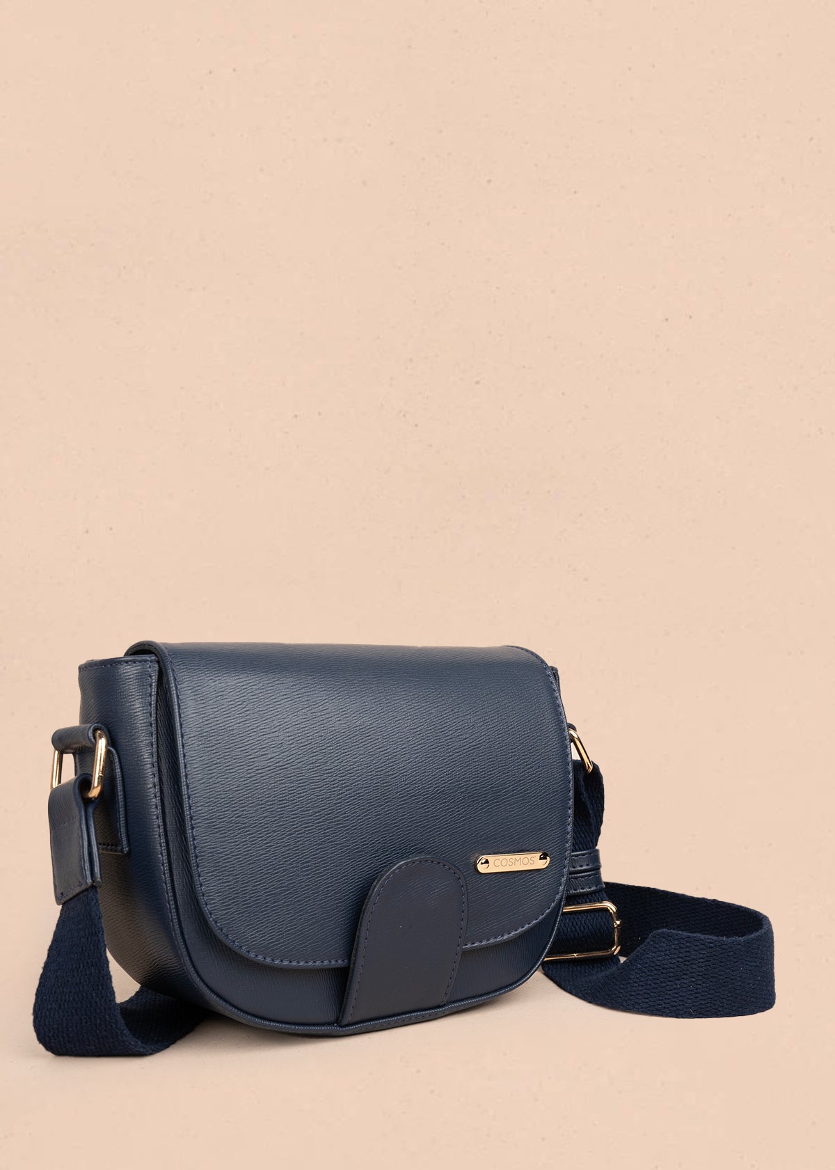 Bolso manos libres color azul con acabado texturizado 106962