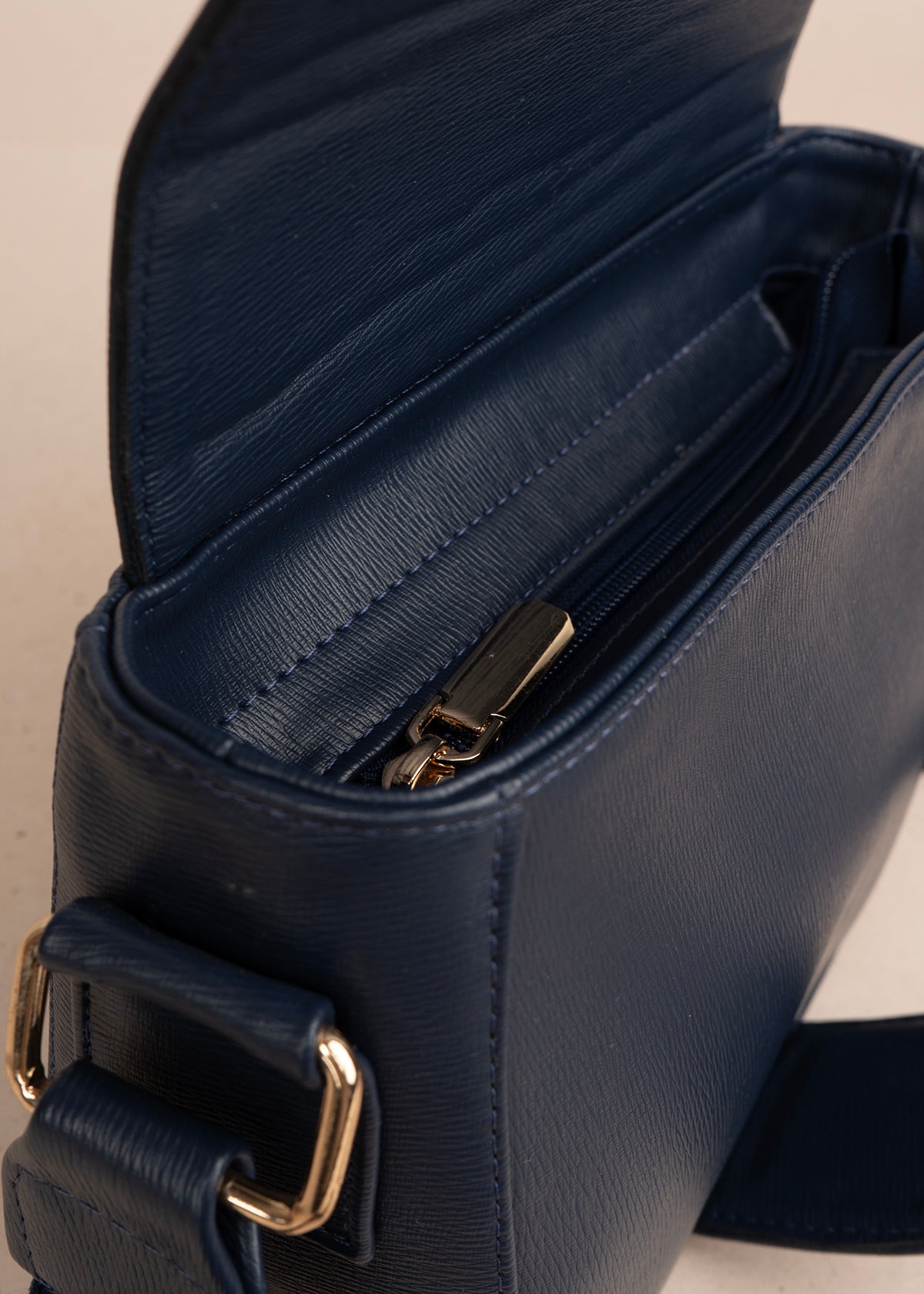 Bolso manos libres color azul con acabado texturizado 106962