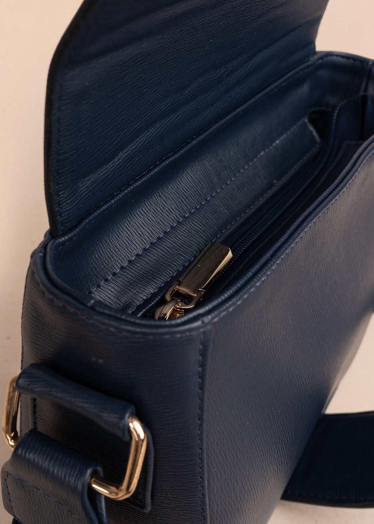 Bolso manos libres color azul con acabado texturizado 106962