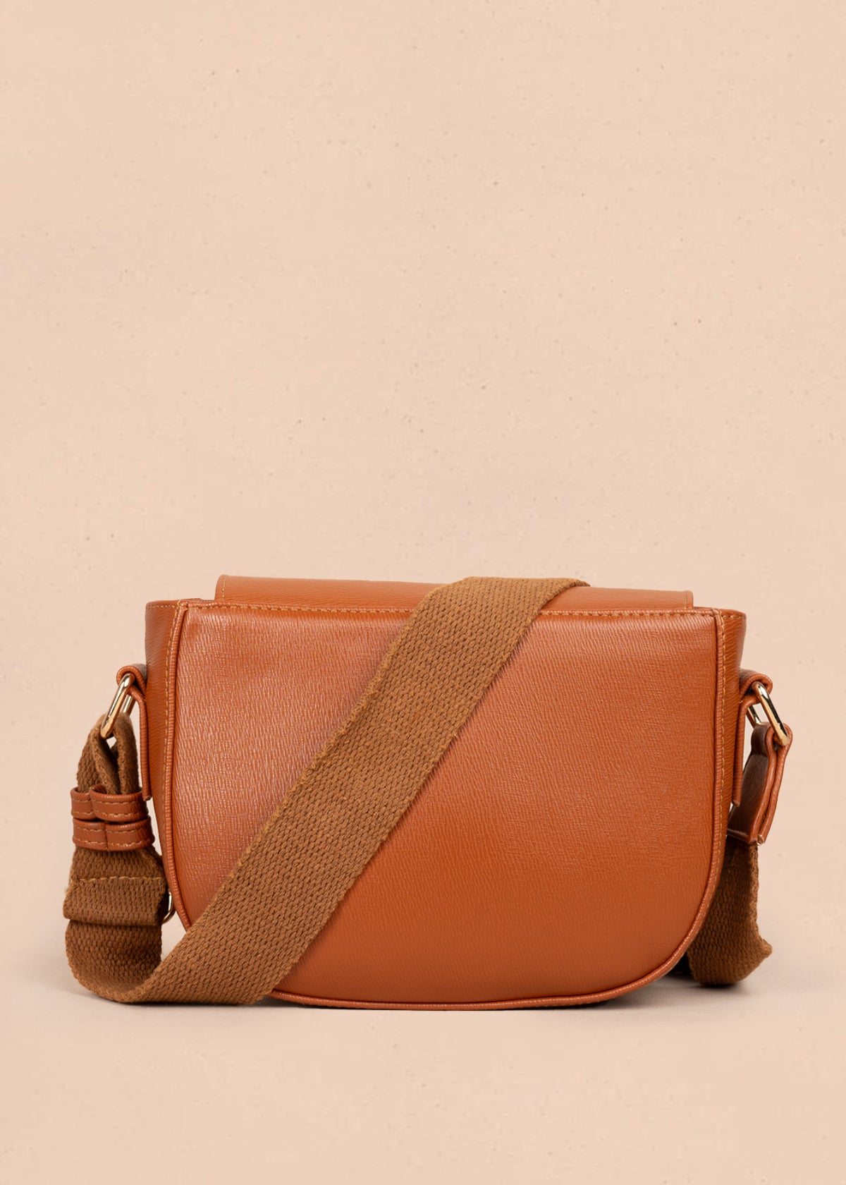 Bolso manos libres color miel con acabado texturizado 106962