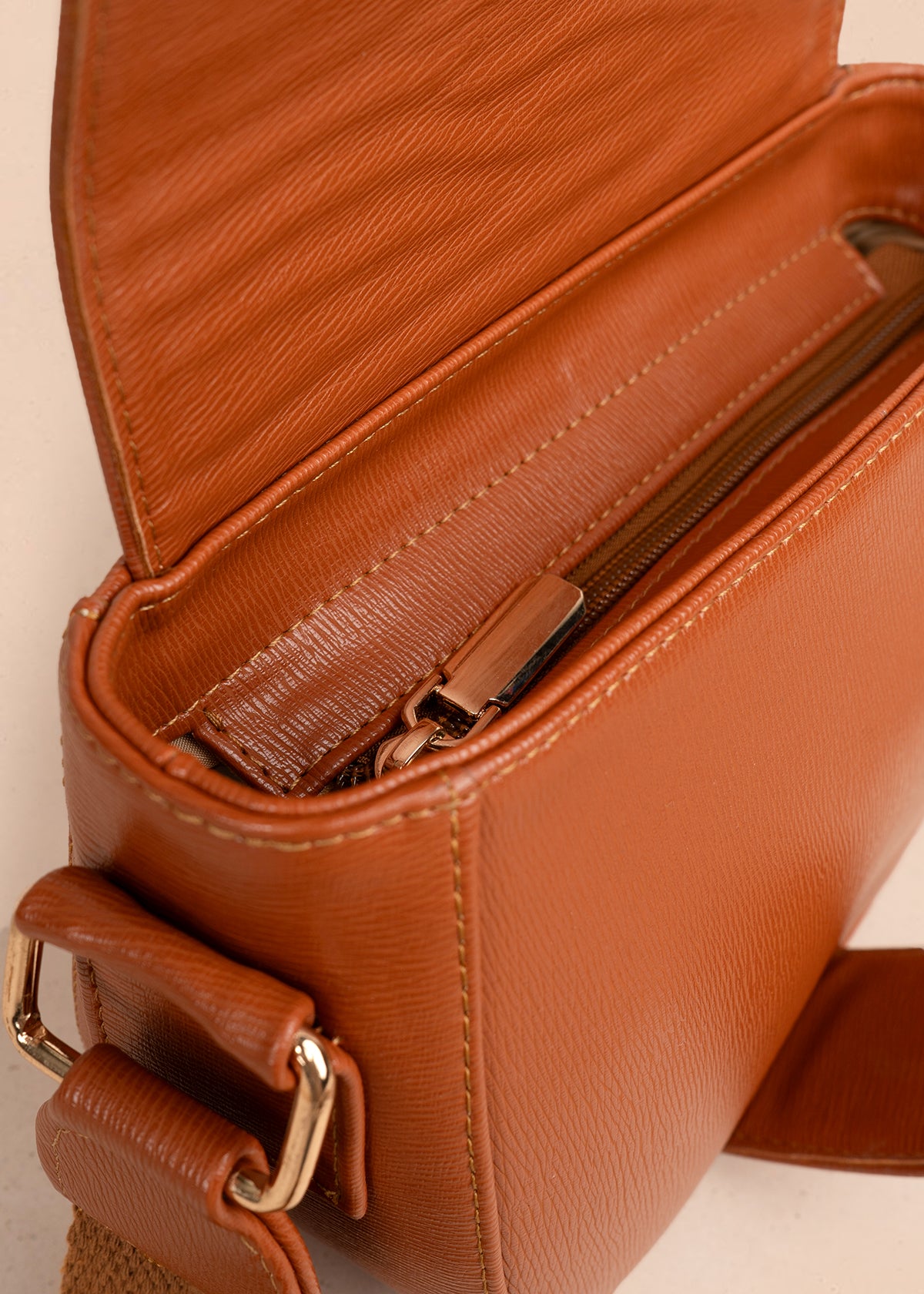 Bolso manos libres color miel con acabado texturizado 106962