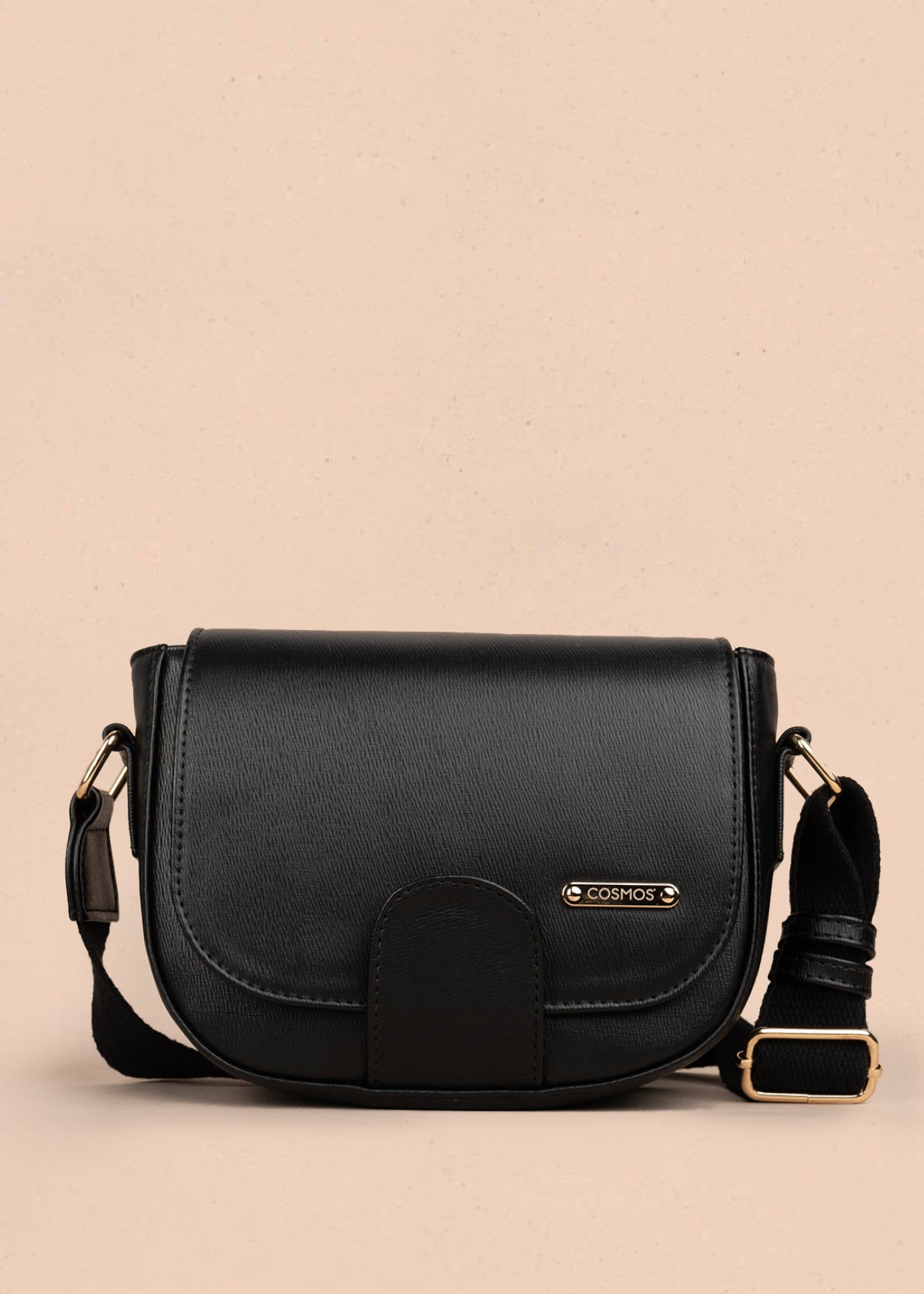 Bolso manos libres color negro con acabado texturizado 106962