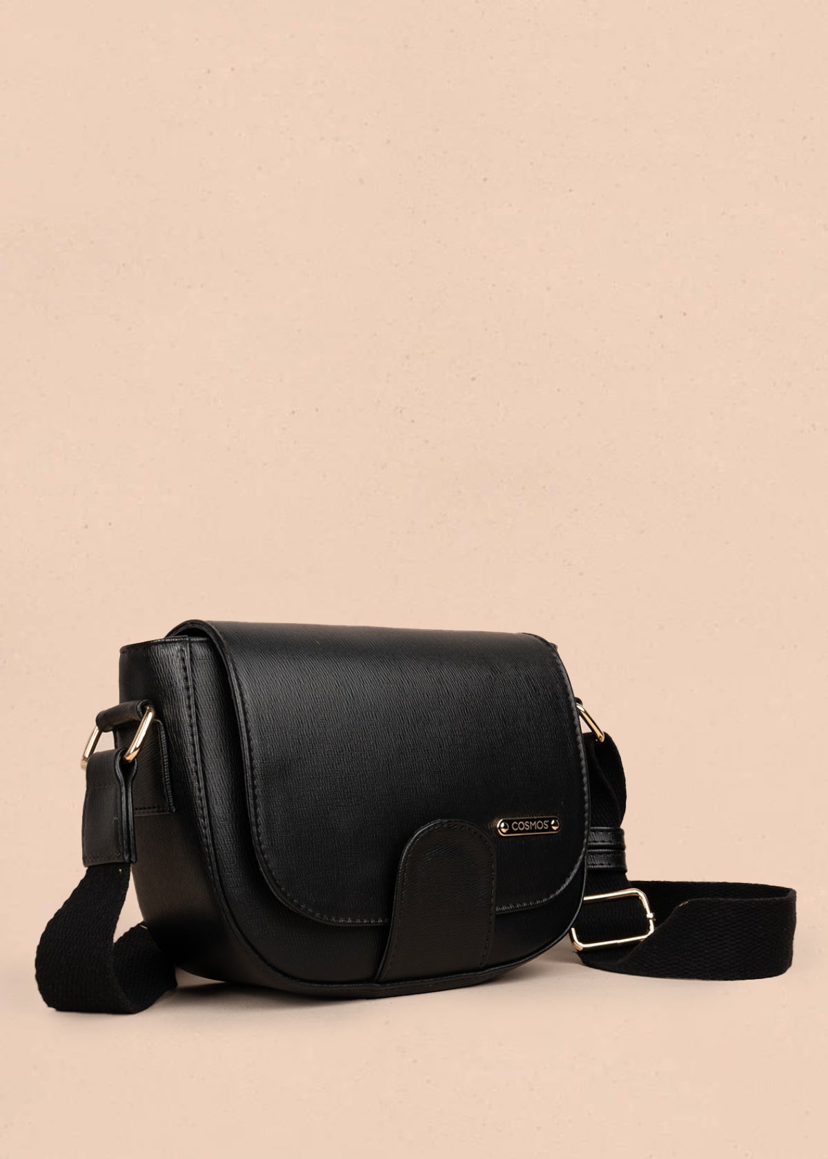 Bolso manos libres color negro con acabado texturizado 106962