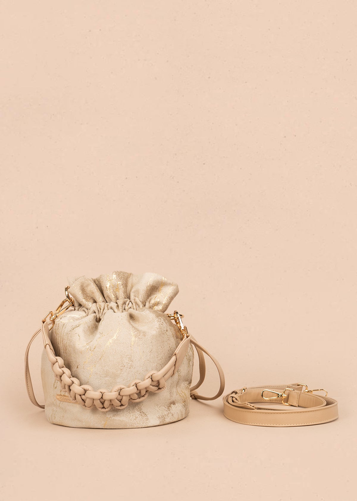 Bolso manos libres color beige con asa trenzada 106963