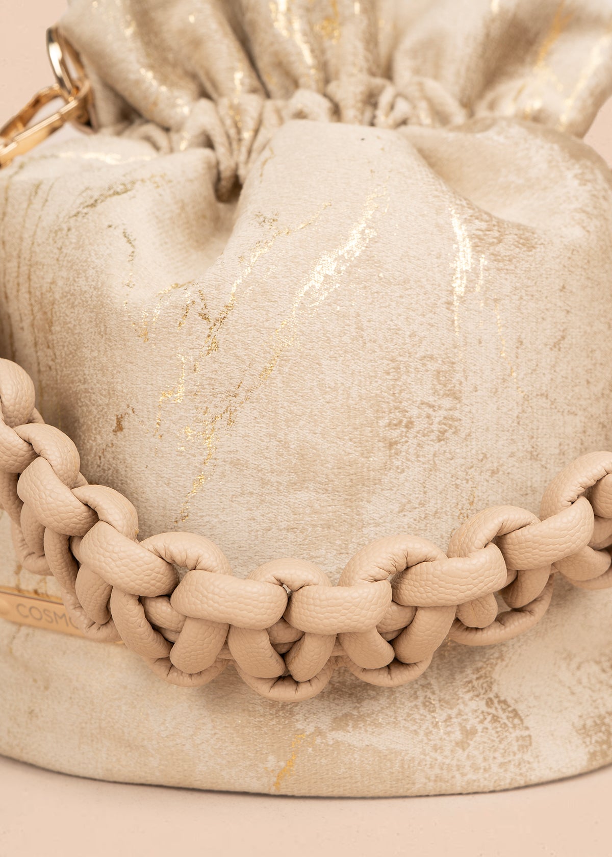 Bolso manos libres color beige con asa trenzada 106963