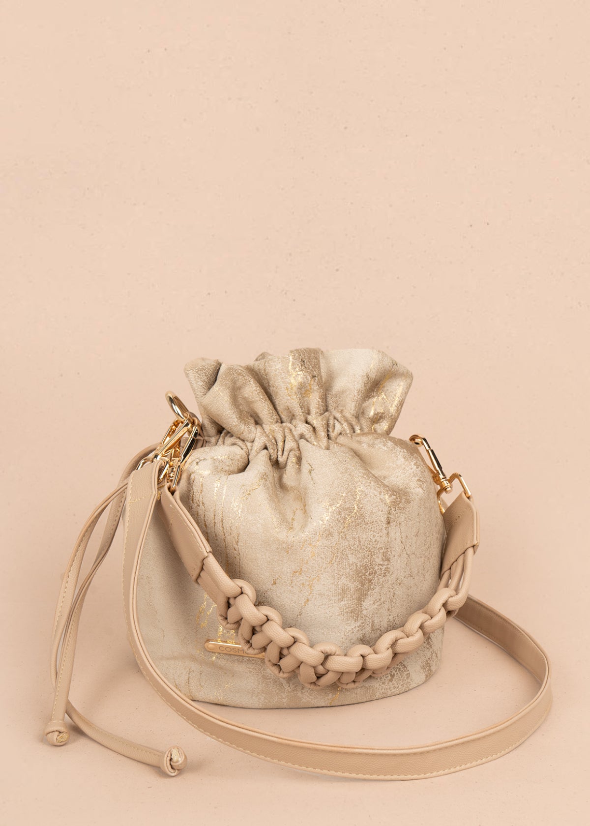 Bolso manos libres color beige con asa trenzada 106963