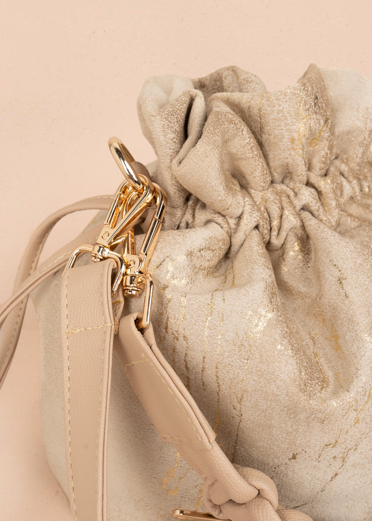 Bolso manos libres color beige con asa trenzada 106963