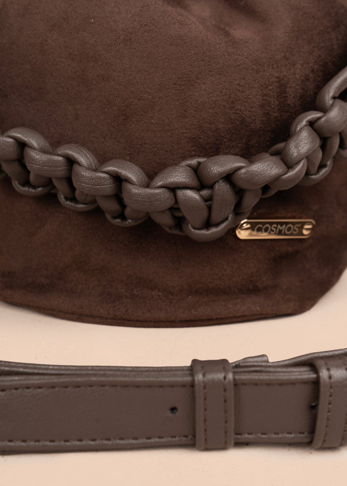 Bolso manos libres color chocolate con asa trenzada 106963