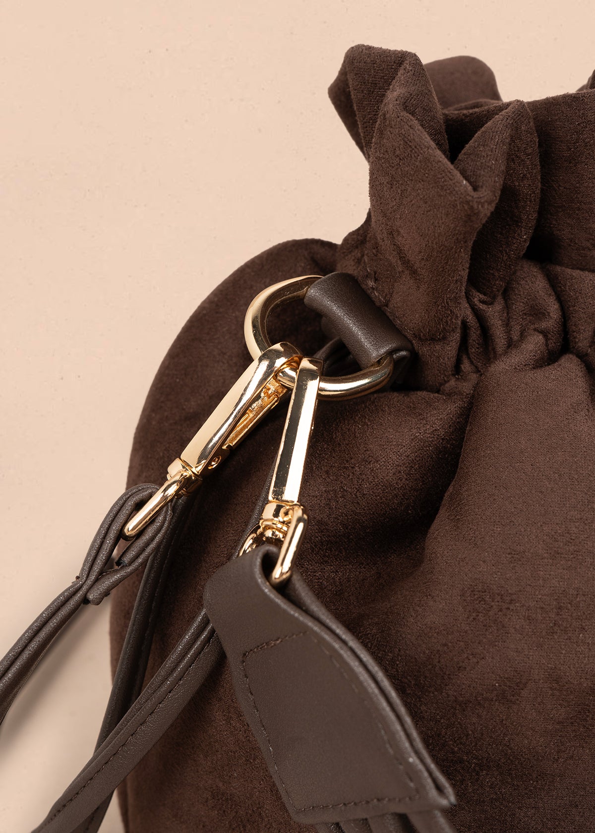 Bolso manos libres color chocolate con asa trenzada 106963