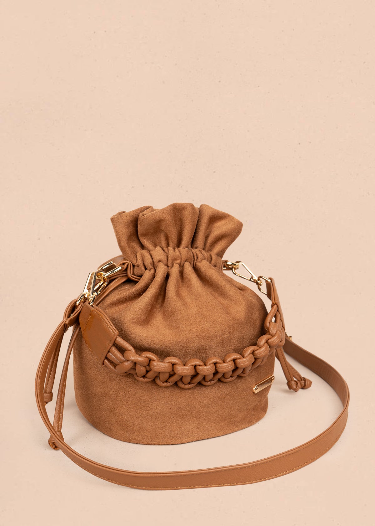 Bolso manos libres color miel con asa trenzada 106963