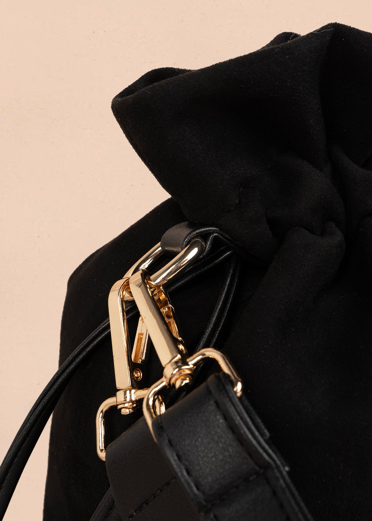 Bolso manos libres color negro con asa trenzada 106963