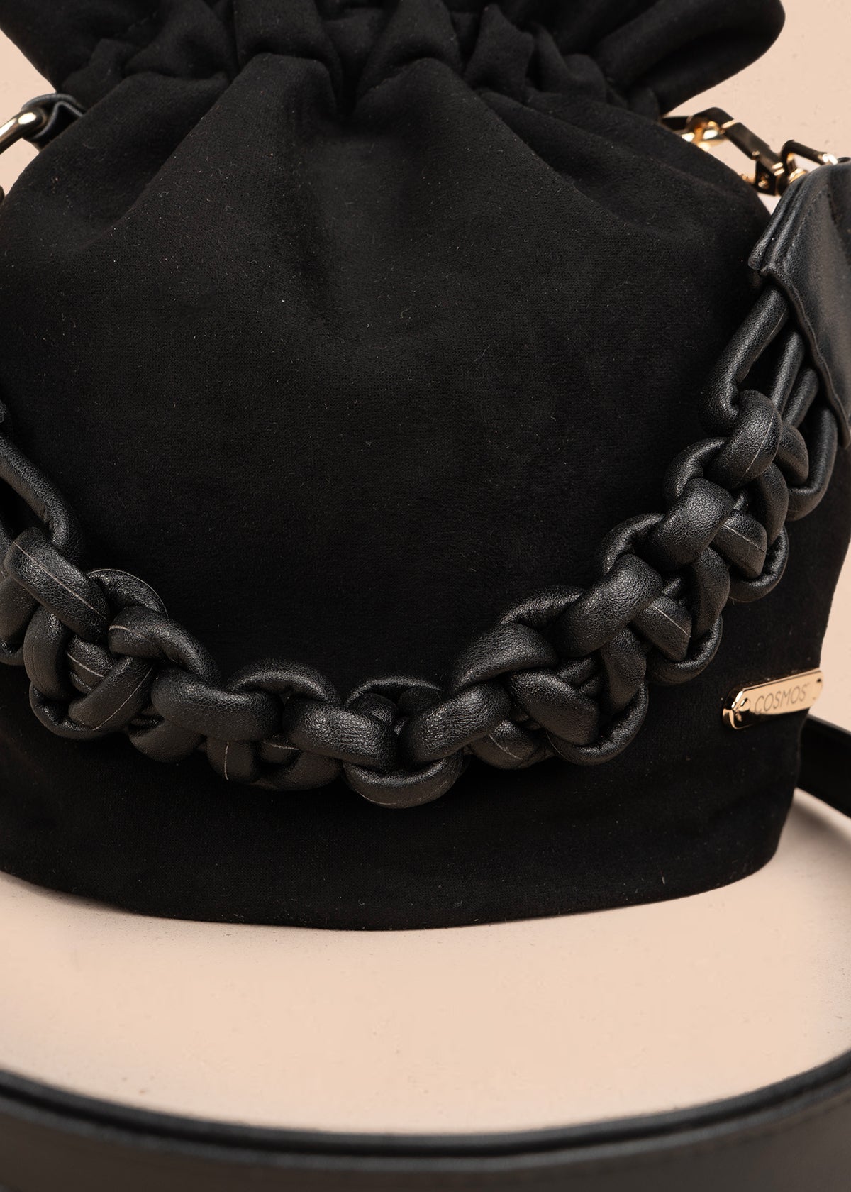 Bolso manos libres color negro con asa trenzada 106963