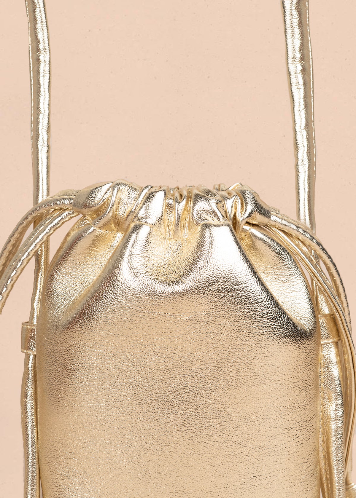 Bolso manos libres color champaña 106964