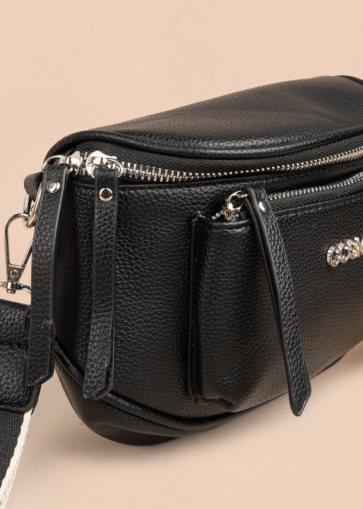 Riñonera color negro con bolsillo frontal marca cosmos 106966