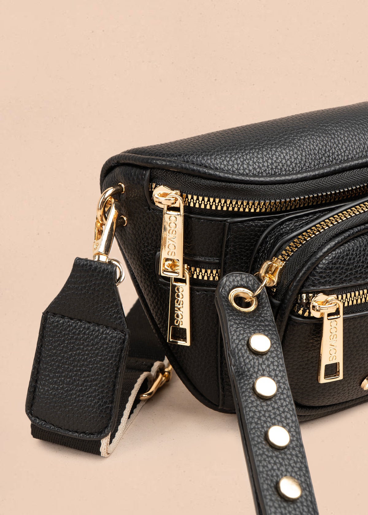 Riñonera color negro con detalles dorados 106967
