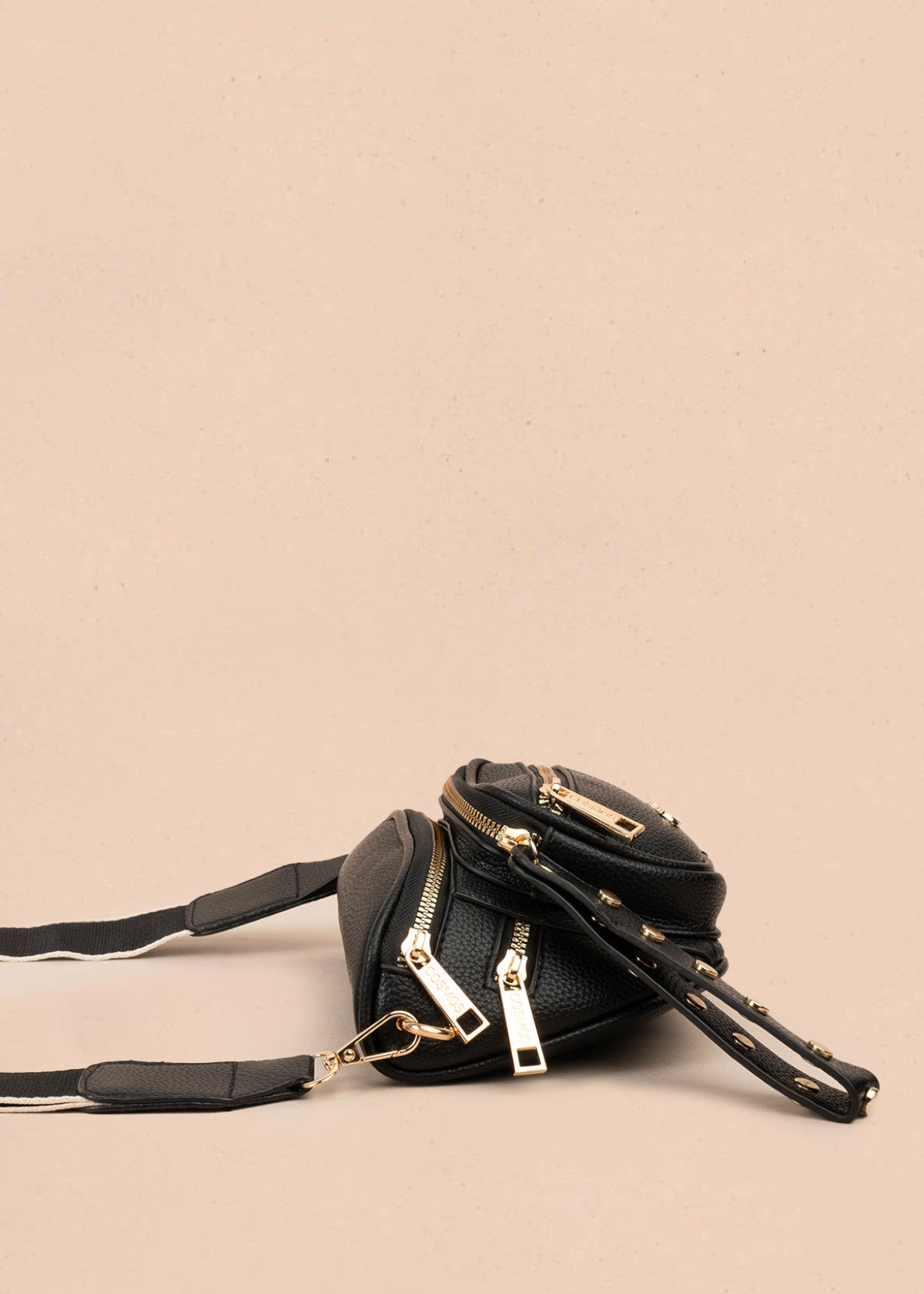 Riñonera color negro con detalles dorados 106967