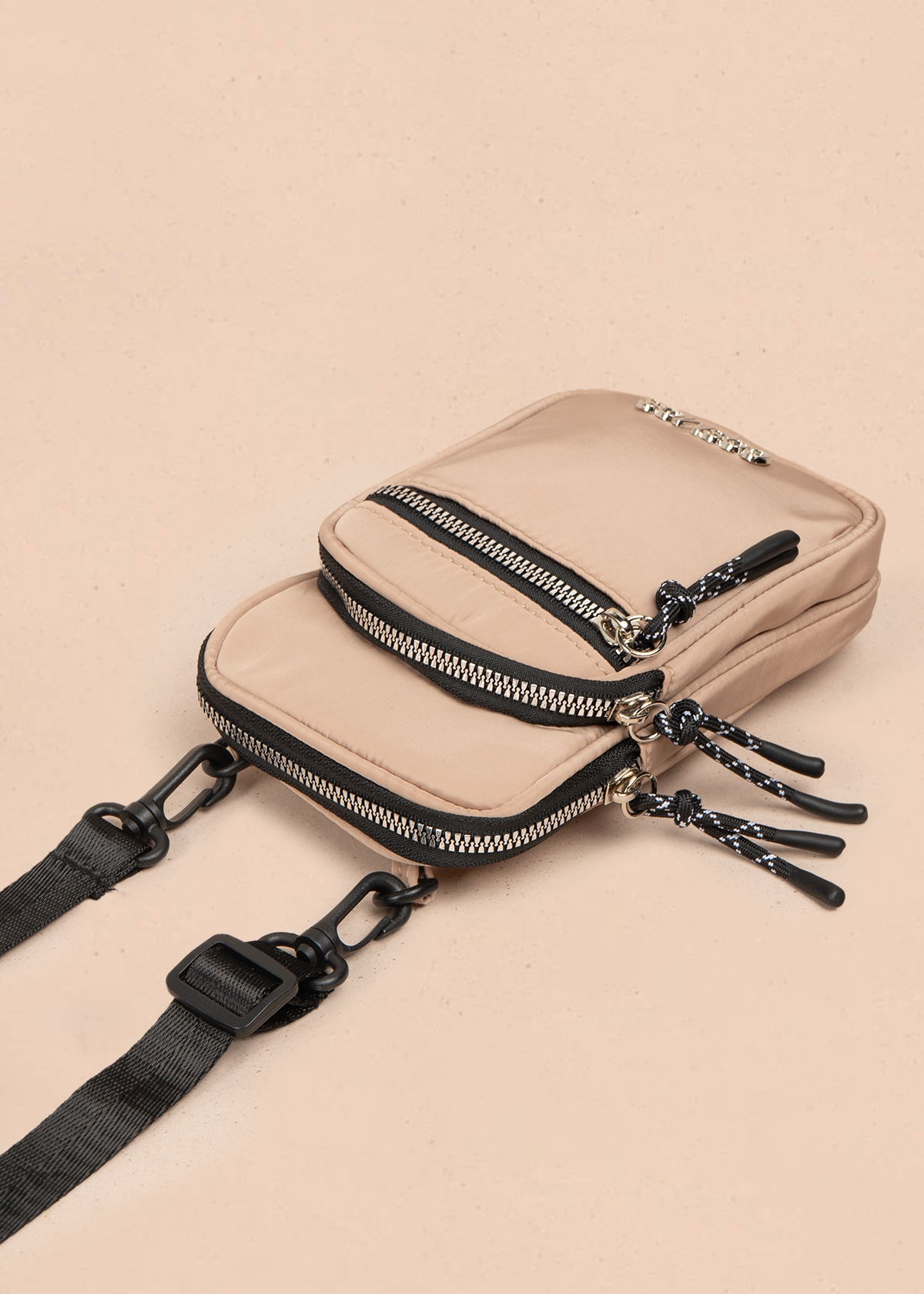 Porta celular color beige con bolsillo frontal 106968