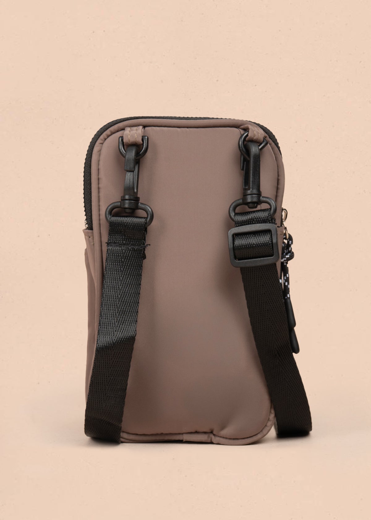 Porta celular color café con bolsillo frontal 106968