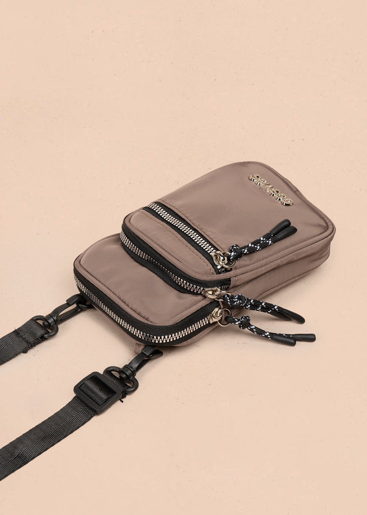 Porta celular color café con bolsillo frontal 106968