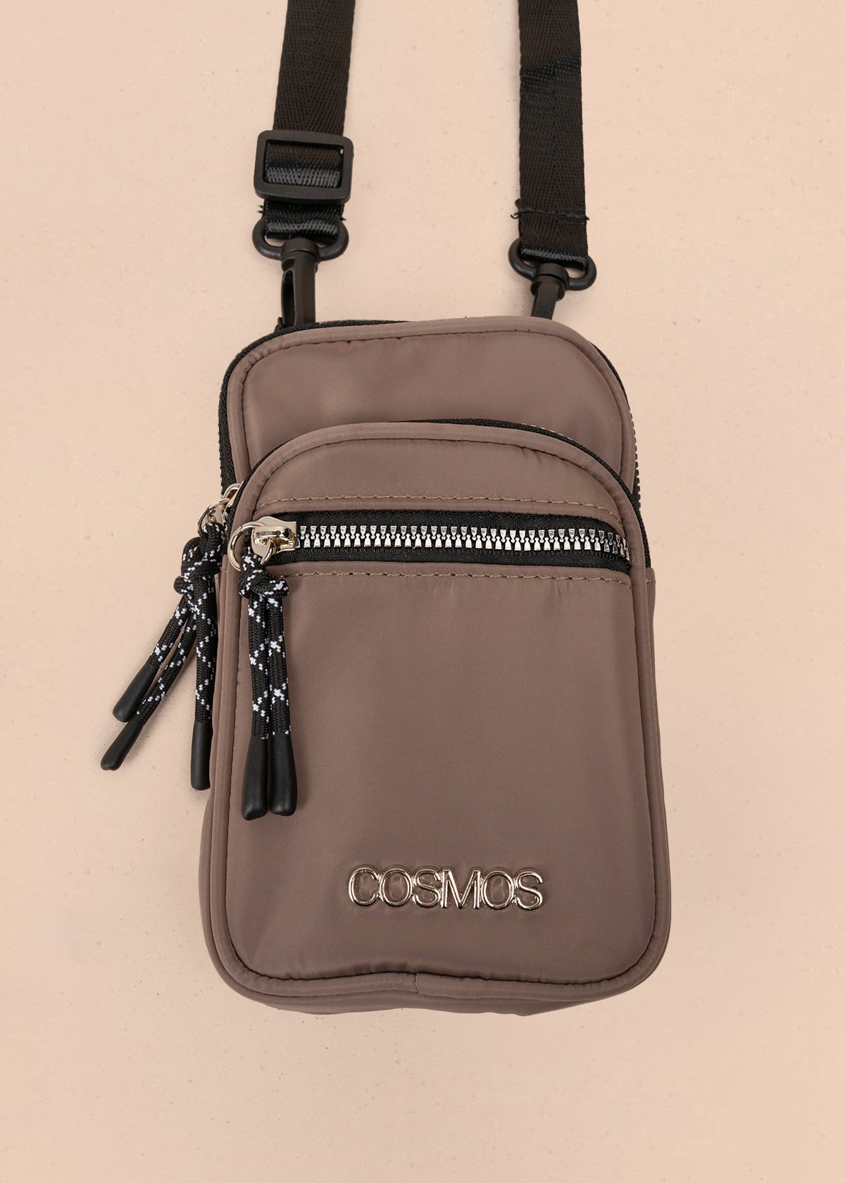 Porta celular color café con bolsillo frontal 106968