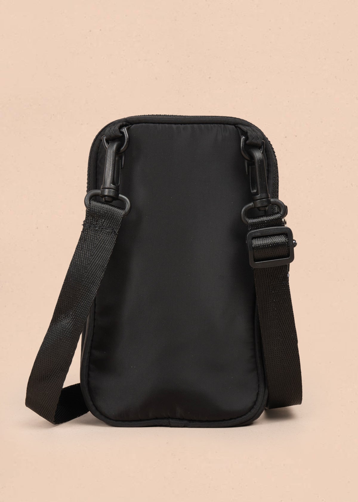 Porta celular color negro con bolsillo frontal 106968