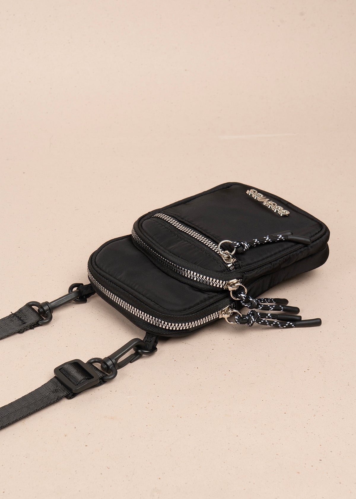 Porta celular color negro con bolsillo frontal 106968