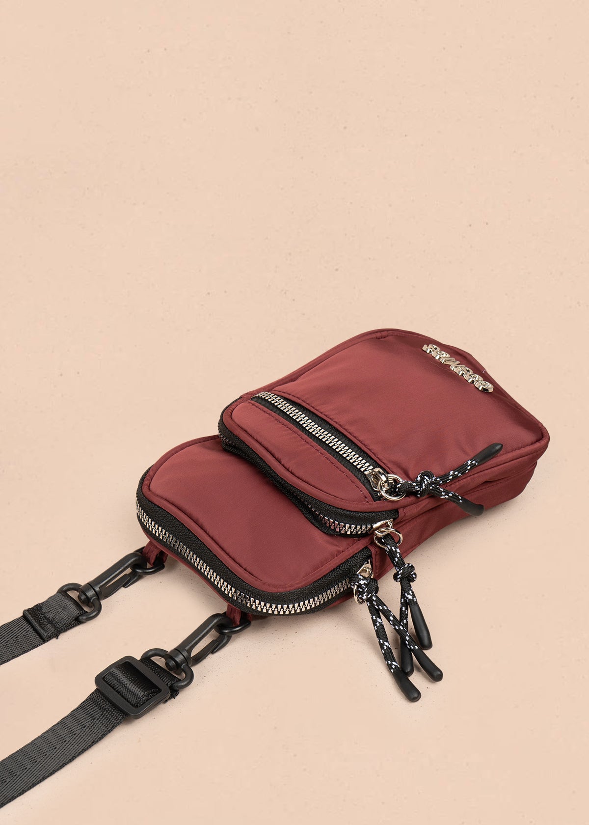 Porta celular color vinotinto con bolsillo frontal 106968