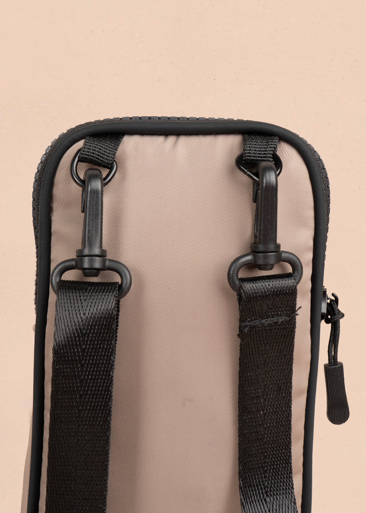 Porta celular color beige marca cosmos 106969